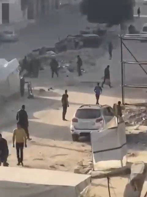 一名加沙人在街头被一群黑衣人活活打死