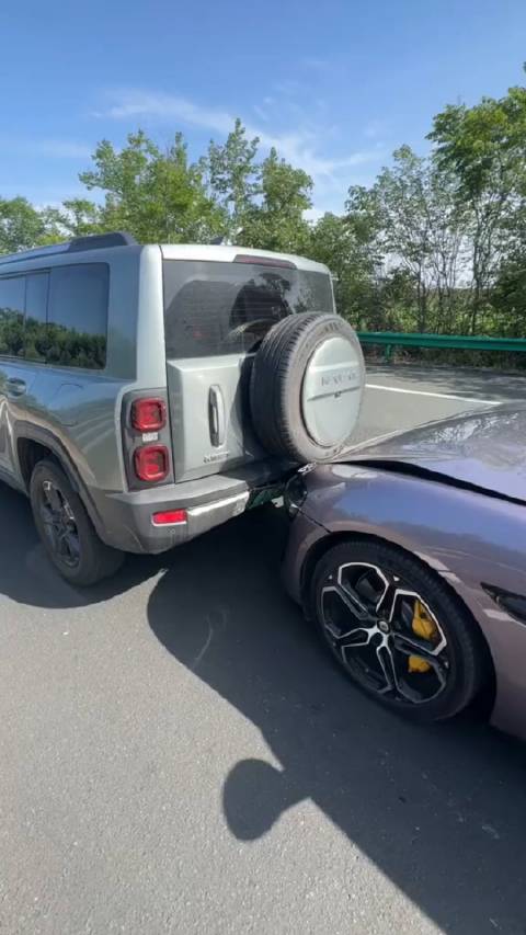 硬派SUV遭前后夹击损毁严重