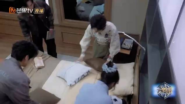 杨蓉项链断裂被何炅调侃仿生人