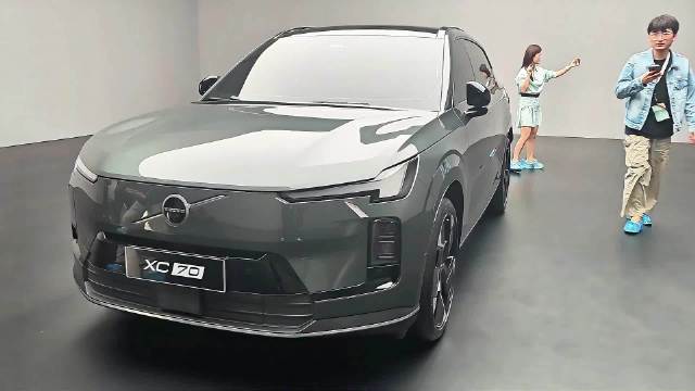 今天抢先带大家看下刚刚亮相的全新沃尔沃XC70 新车划重点 几个重点