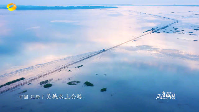 碧波为路，长空作幕，云影轻抚，勾勒出《千与千寻》的梦境奇旅