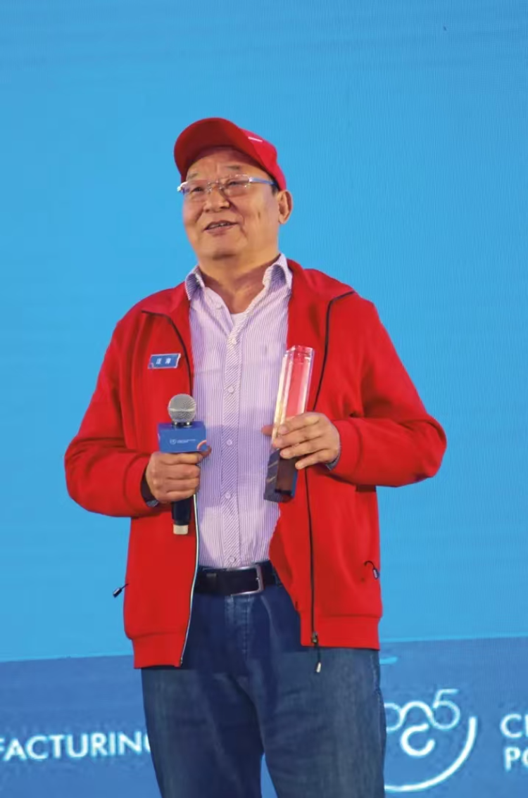 2018年,汪海荣获“改革开放40周年成就人物”。 图据青岛画报