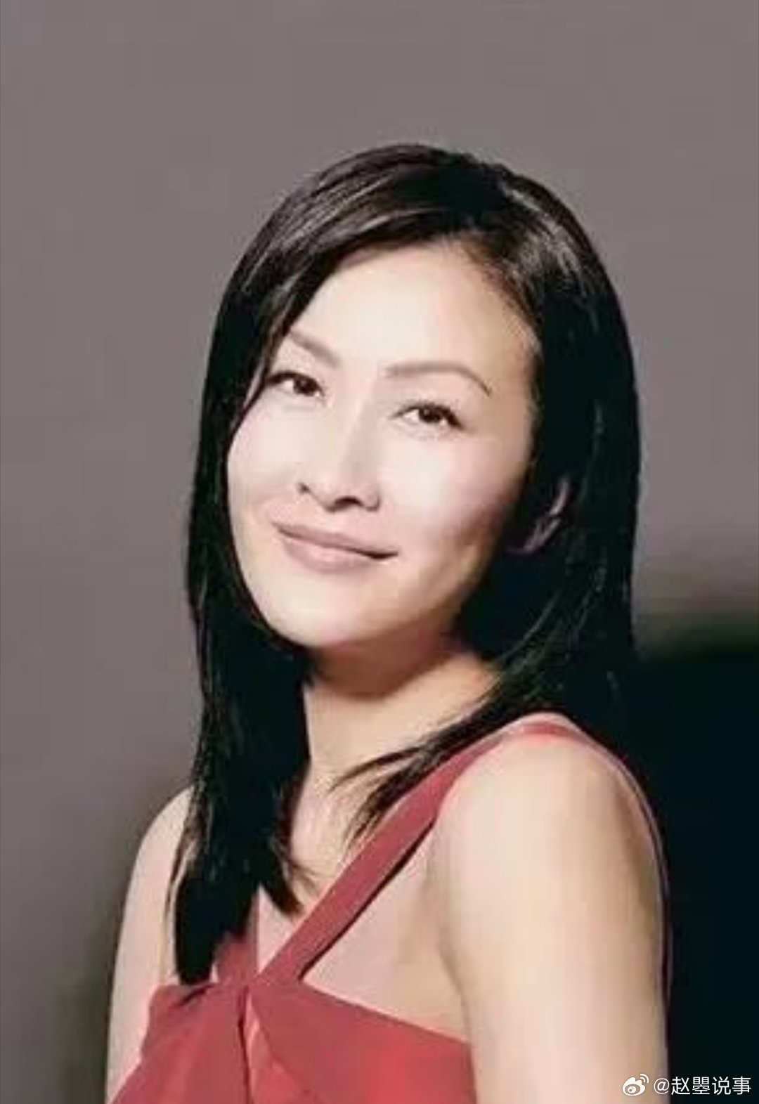 67岁梁锦松为41岁伏明霞拼4胎，豪掷100亿买下亚洲最奢华医院