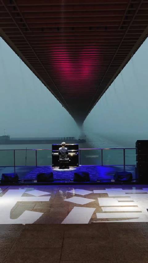 暴雨，长江大桥，轮船，钢琴，音乐会，氛围绝了