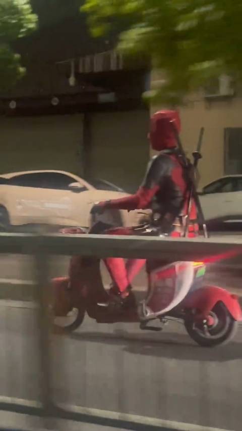 别说，死侍骑共享，很符合他的经济状况了交通安全生活碎片