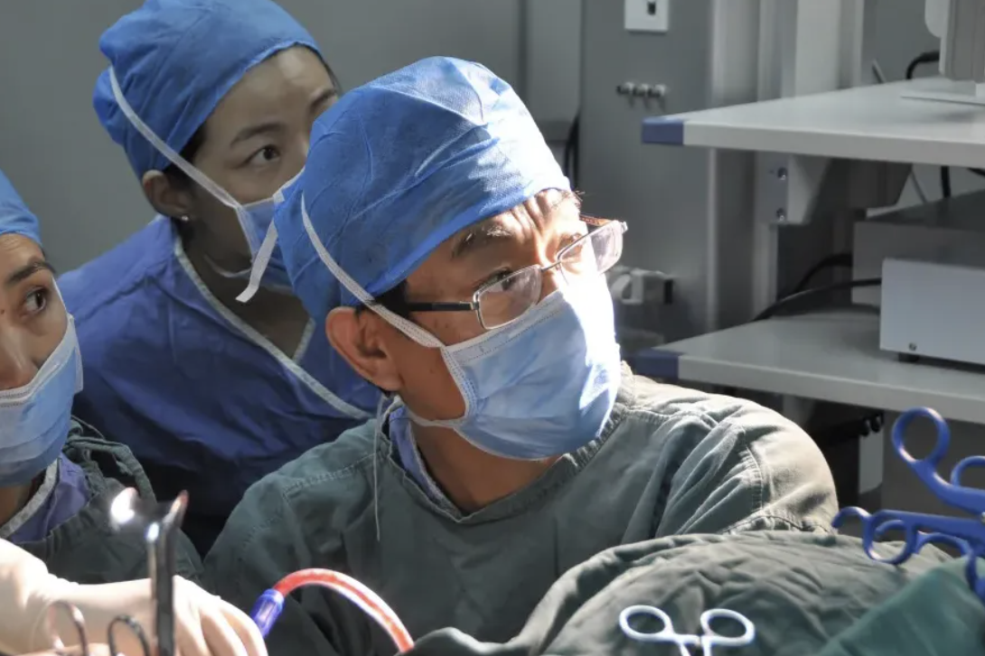 手術中的李大可團隊。圖源:南京市婦幼保健院公眾號