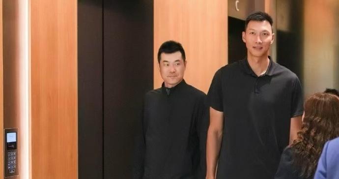 易建联昨天和王仕鹏一共出席活动 阿联退役后反而瘦了？