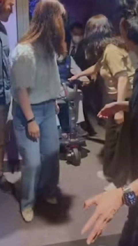 97岁李嘉诚和红颜知己周凯旋一同去看五月天演唱会,现场笑容不断,十分开怀,看起来精神十足