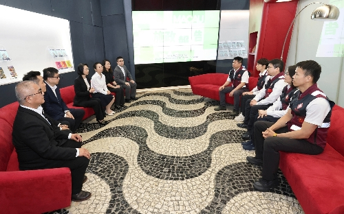 图为社会文化司司长柯岚等致敬并勉励医疗队员。(澳门特区政府新闻局供图)