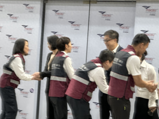 图为柯岚、万速成、马乃芳等在机场迎接医疗队员归来。(记者富子梅摄)