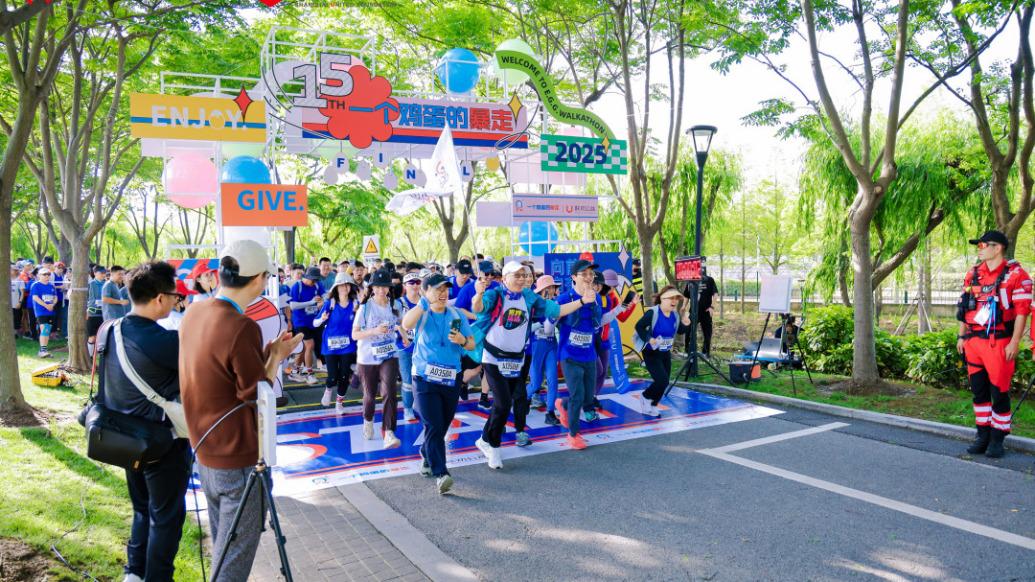 奥运冠军吴敏霞也来了，“一个鸡蛋”跑进第十五年