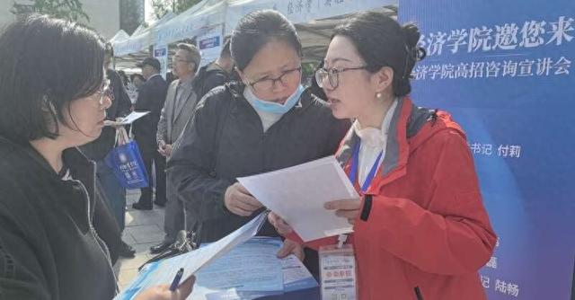 北京物资学院校园开放日现场,高校教师正在为家长提供招考咨询。中青报·中青网记者 李瑞璇/摄