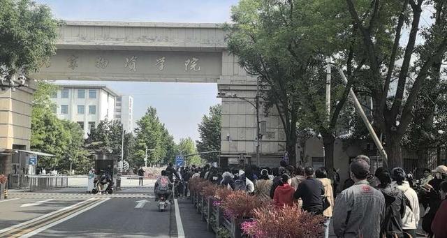 北京物资学院校园开放日现场,排队等候进校的家长和学生。中青报·中青网记者 李瑞璇/摄