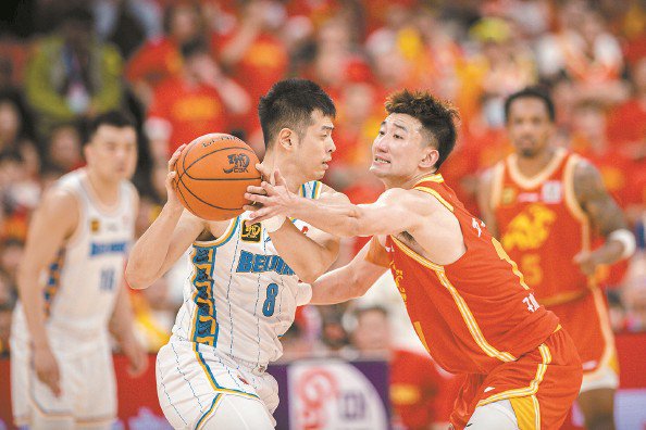 孙铭徽(右)在比赛中拼抢 图 新华社