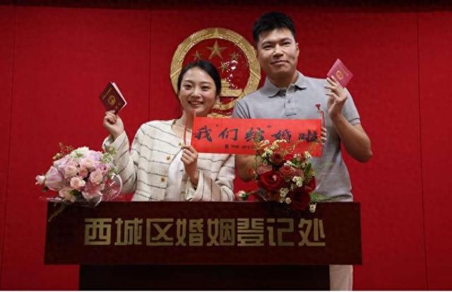5月10日,婚姻登记“全国通办”政策实施后,北京市首对享受新政的新人在西城区婚姻登记处领证。杨丽/摄