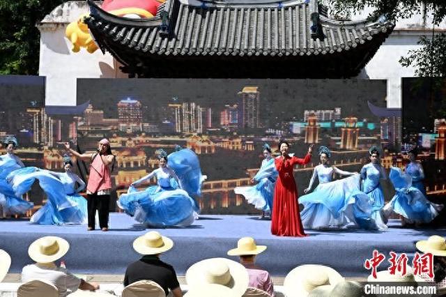 10日,“学子丹心·连枝共建”台江区第七届“两岸学子敬状元”文化活动在福州台江区举行。中新网记者 吕明 摄