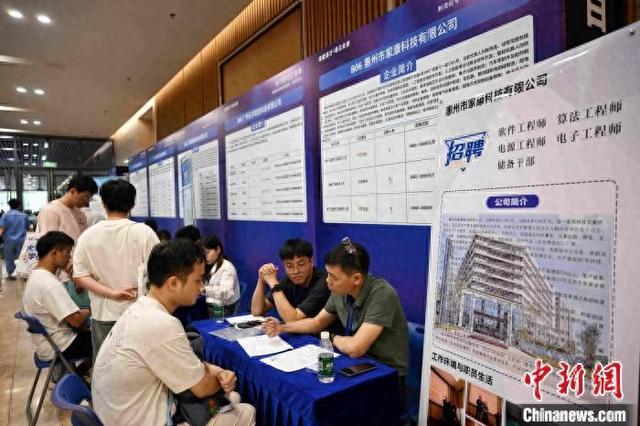 5月10日,“百万英才汇南粤”制造业专场招聘活动(省内专场)在华南理工大学五山校区举行。陈楚红 摄
