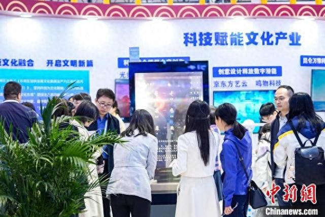“多功能文保全息展柜——遂公盨”在现场引起观众兴趣。 主办方供图