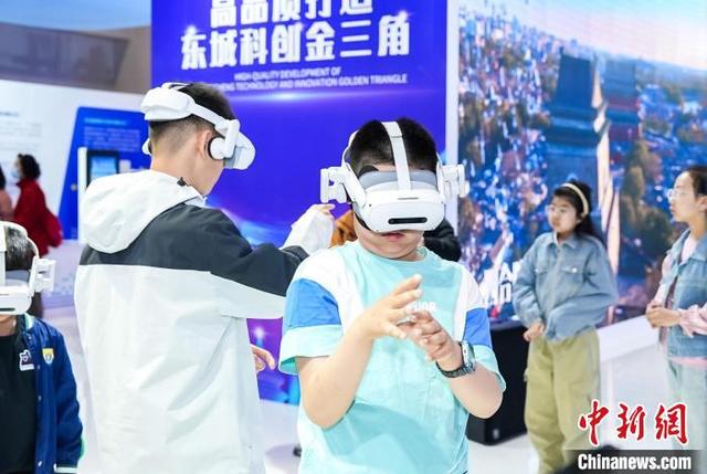 小观众在现场体验VR。 主办方供图