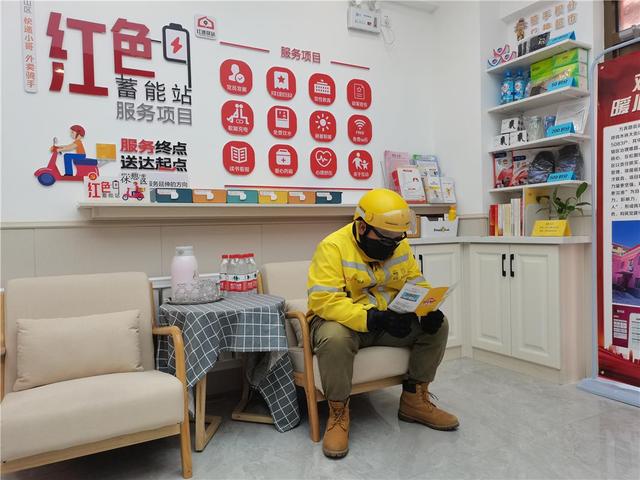 外卖骑手跑累了歇一歇。(资料图)