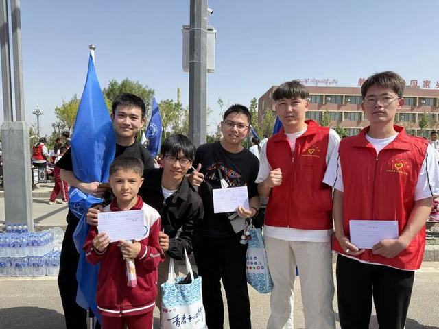 首都青年学子同和田当地少先队员在交流。团北京市委/供图