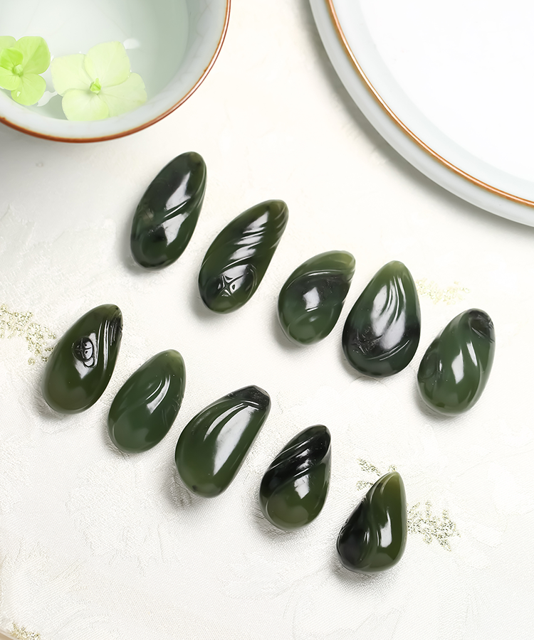 △因玉料天然,随形吊坠每一款玉色和纹理都是独一无二 ,无法指定,望见谅!
