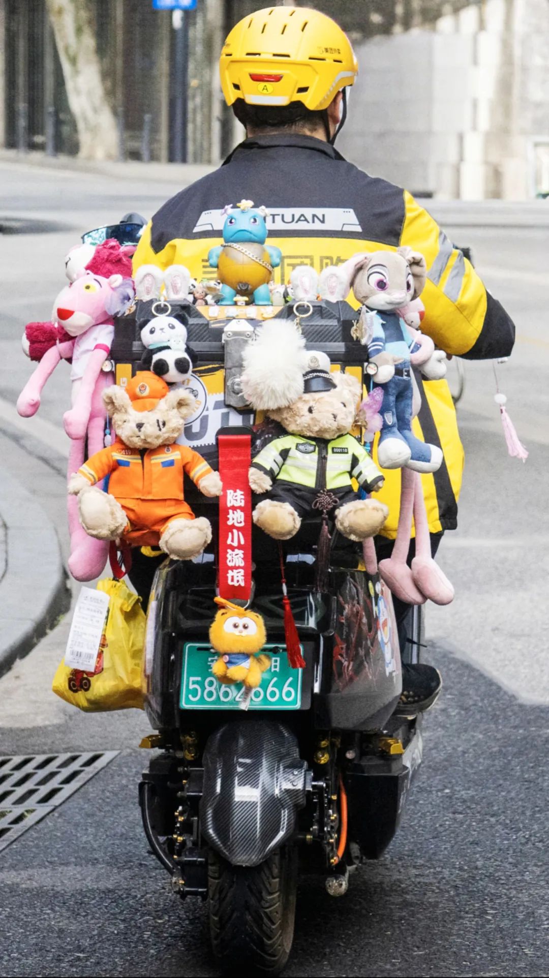 ▌《快递小哥的浪漫》 城市摄影队 周江平摄