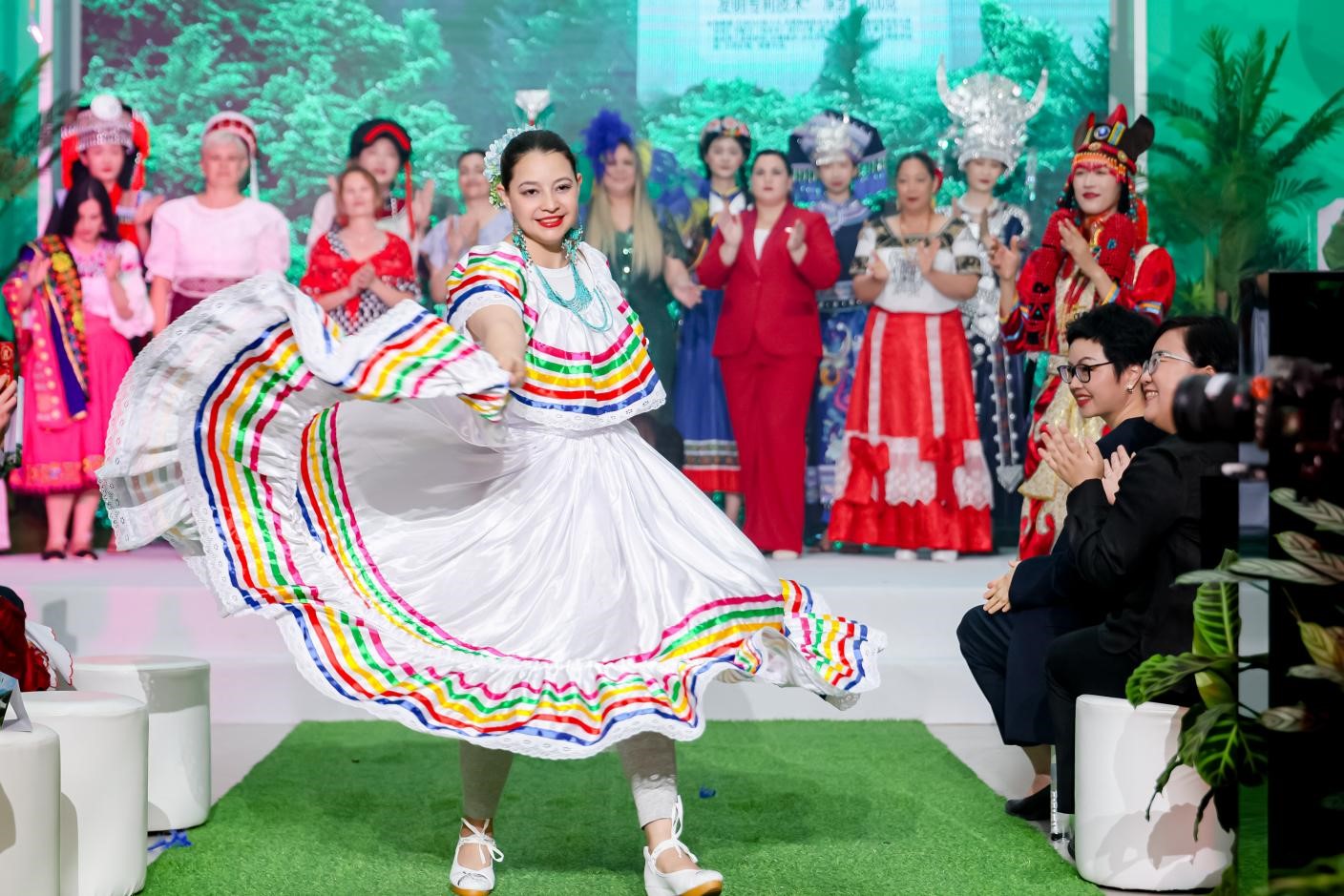 駐華使節夫人們身著各自國家的民族服裝參與世界民族服裝走秀。受訪者供圖