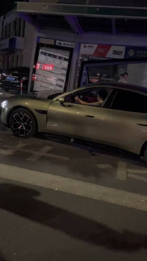 撞完公交站台后，小伙子在交警指挥下挪车！