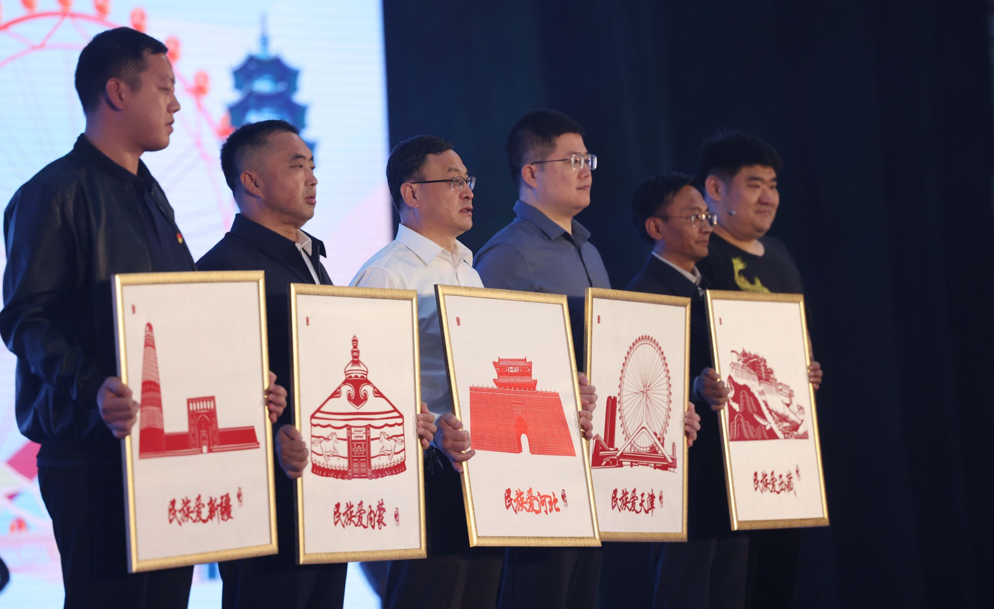 劉立宏現場向各民族代表贈送《用中國剪紙講好中國故事》系列作品。新京報記者 李木易 攝
