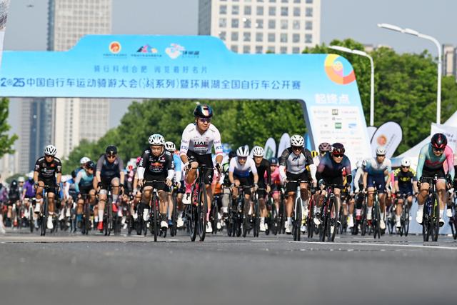 2600名选手环巢湖全国自行车公开赛竞速