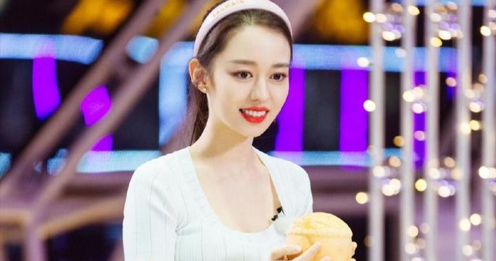 又被吉娜惊艳到了！穿白T+短裙变水蜜桃，30岁的她太让人心动