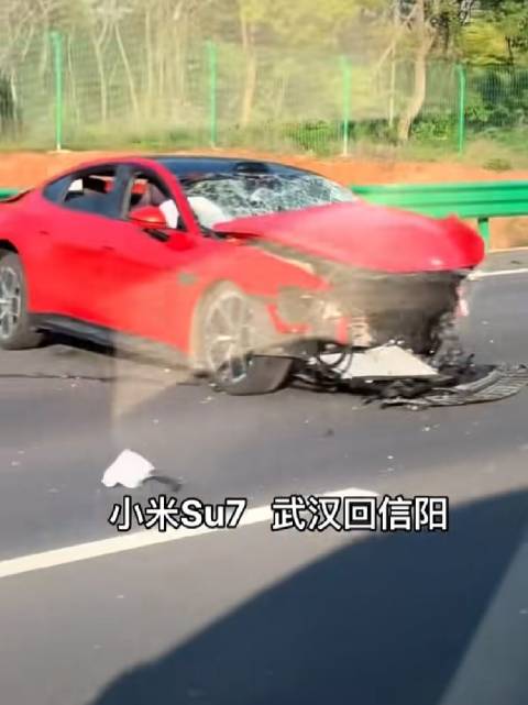 挺新的车子，高速上这基本撞报废了！