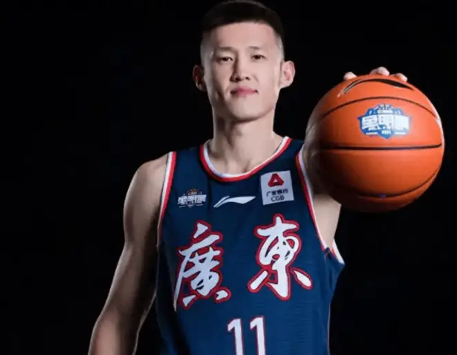 被哄抢，周鹏下家4选1，任骏飞加盟新球队，杨鸣被名记团队嘲讽