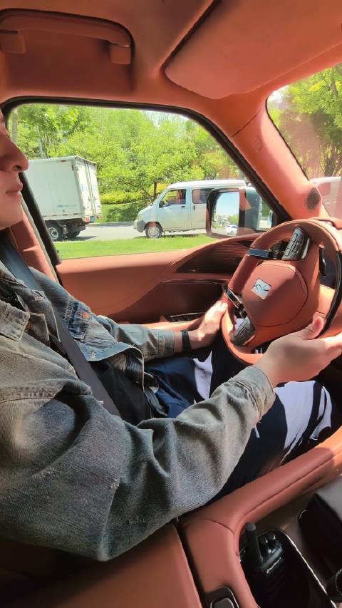 兜里比脸都干净，但开上仰望U8，感觉自己又行了