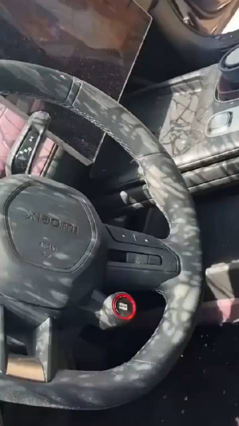小米SU7遭货车压翻仍可播放音乐开车门