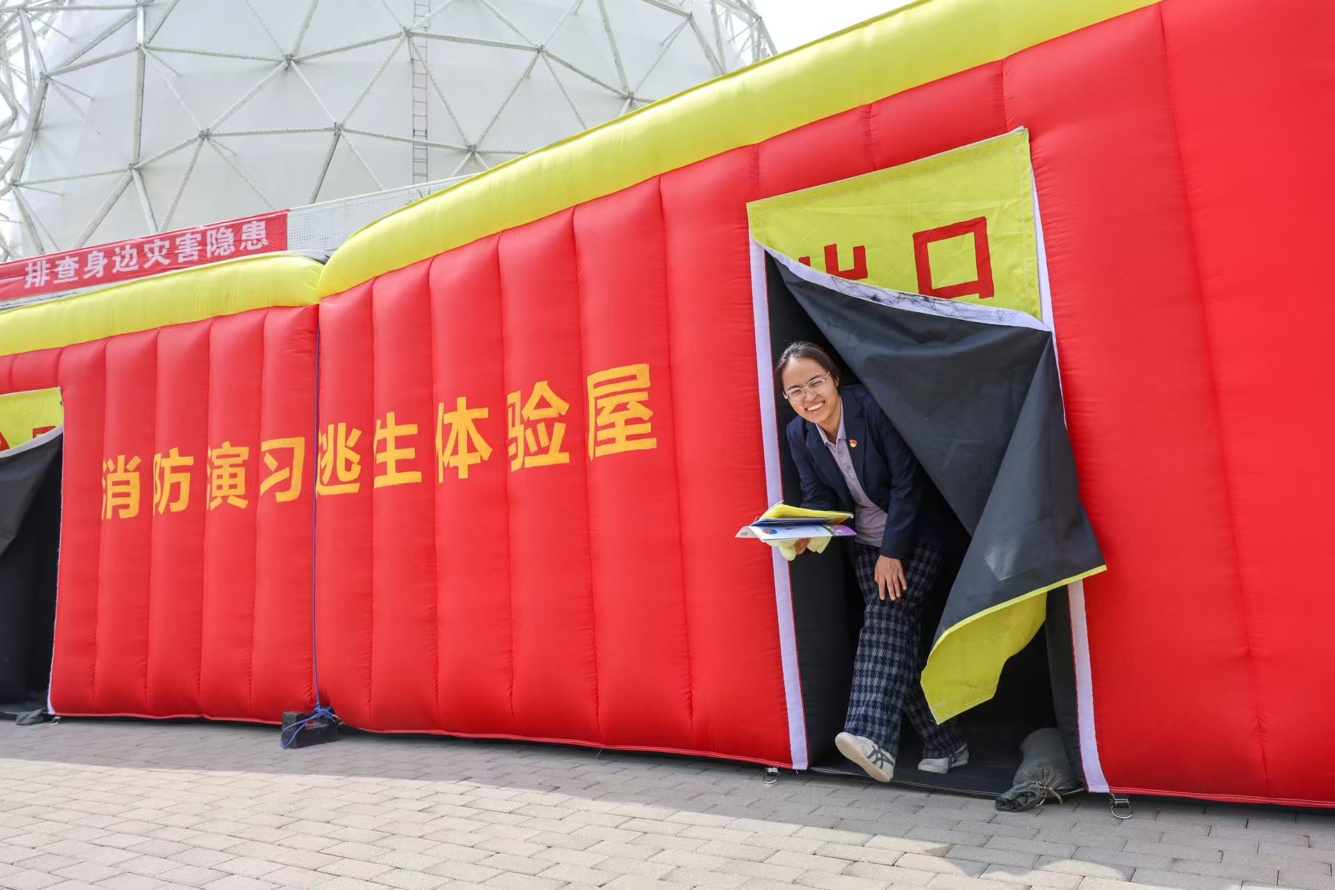 參與體驗的市民順利從逃生帳篷撤離。 新京報記者 王子誠 攝