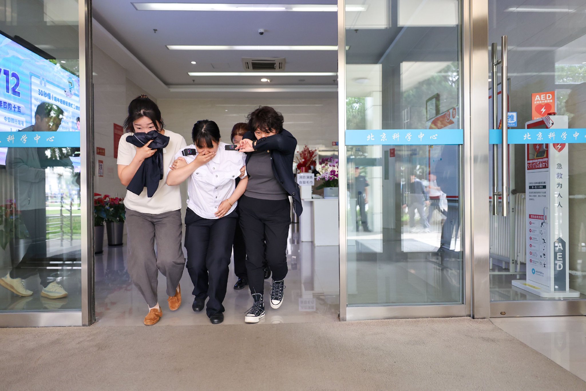 消防疏散演練開始,單位員工有序逃離火災建築。 新京報記者 王子誠 攝