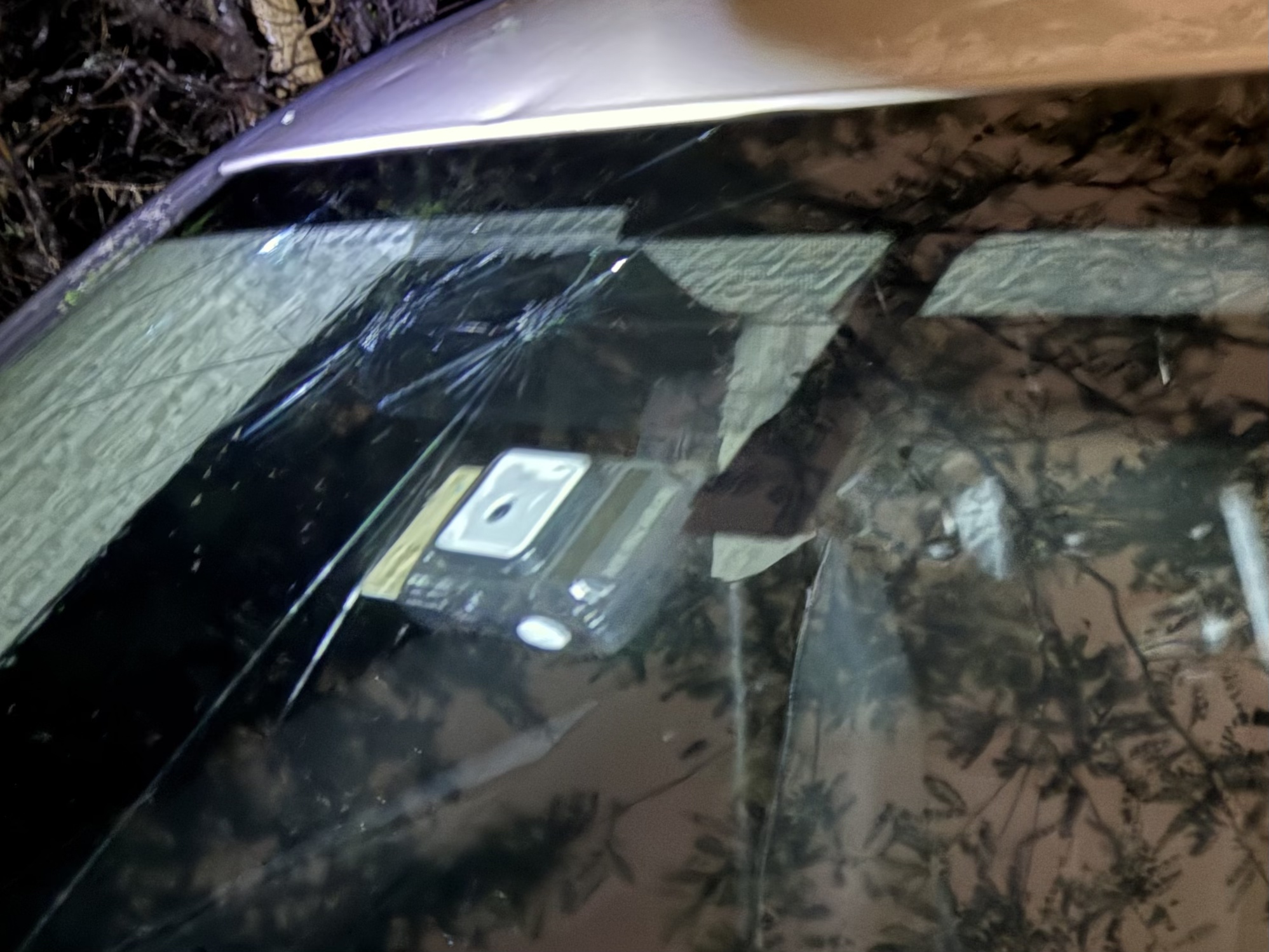 5月13日,北京冰雹過後,被砸壞的私家車前擋風玻璃。新京報記者 吳為 攝