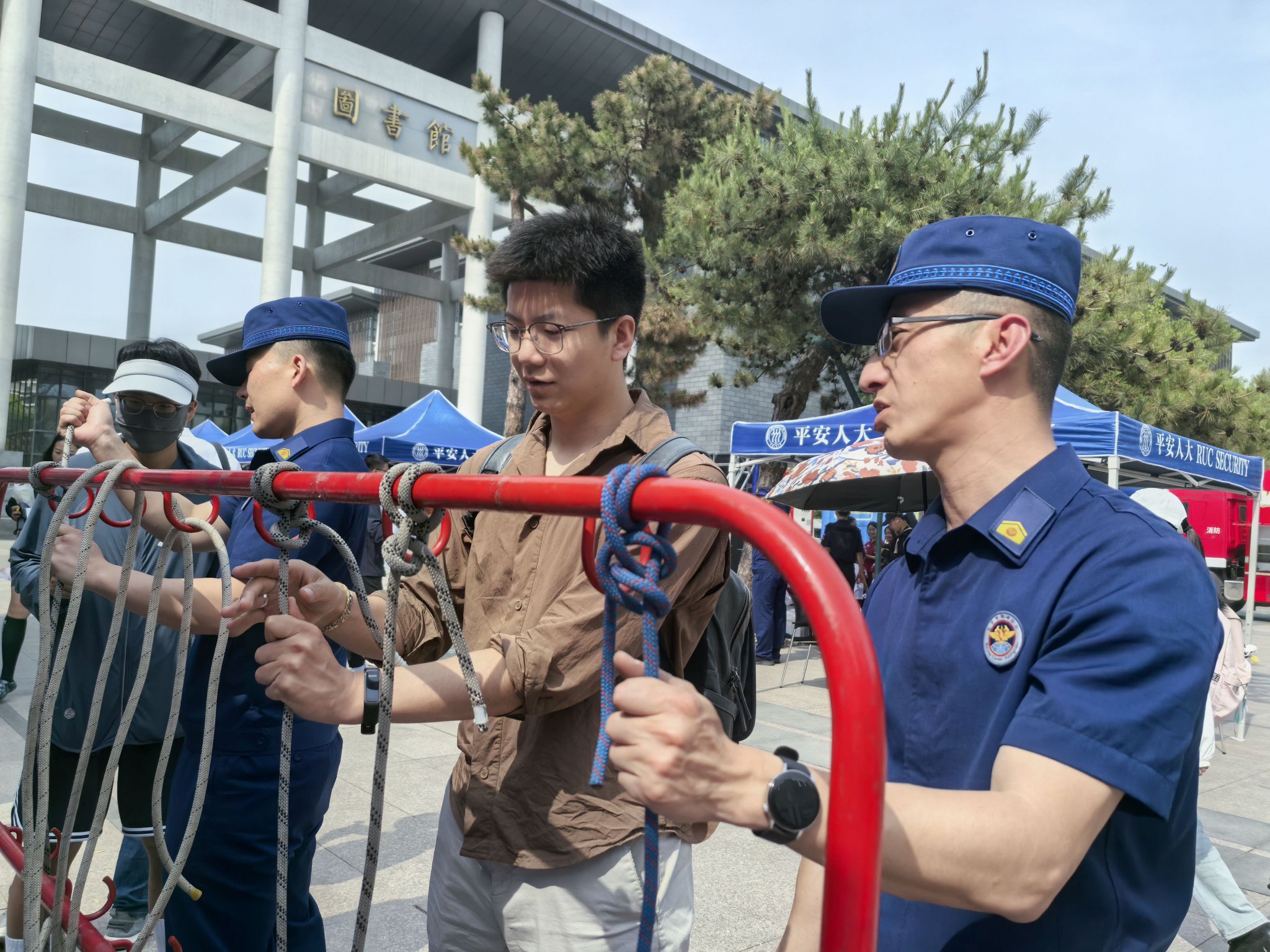 人大學生在專業人士指導下學習如何把繩子繫牢。新京報記者 楊菲菲 攝