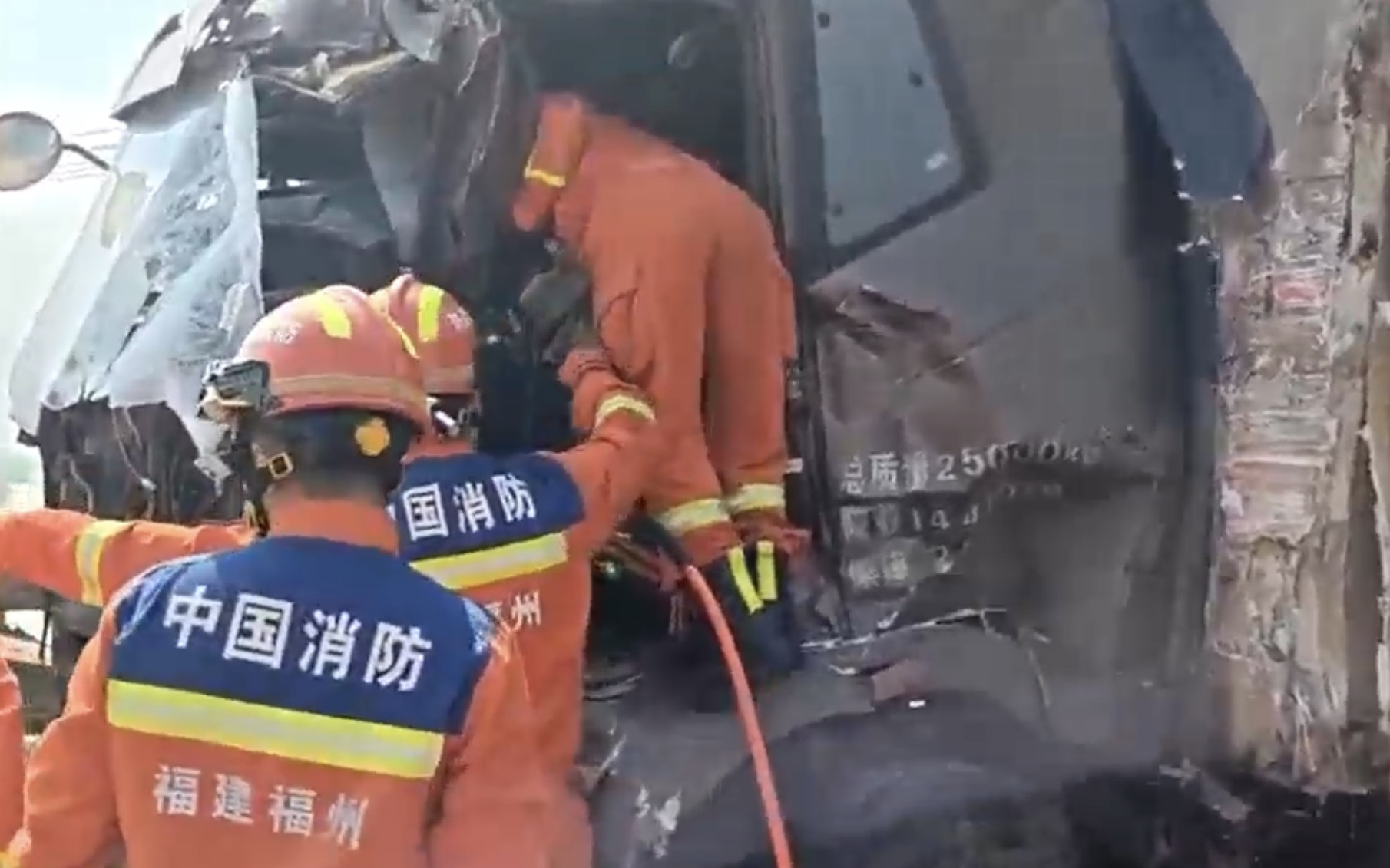 消防救援人員對車輛進行破拆。 圖源:福州市消防救援支隊