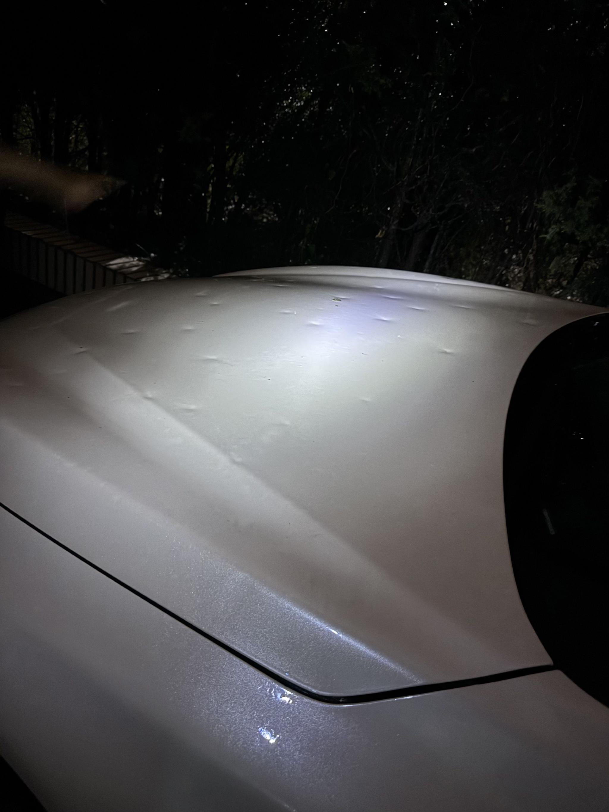 北京冰雹過後,石景山區一私家車車身被砸出明顯的球形凹陷。新京報記者 吳為 攝
