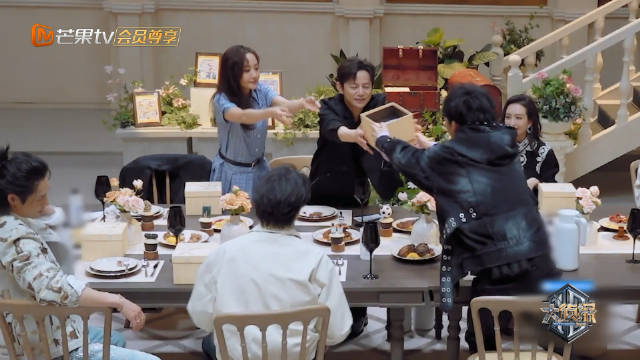 没有人能忍住不夸何老师！