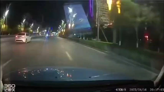 这也是真危险 去年我自己遇到过一次 黑衣人➕闯红灯过马路➕前车躲避