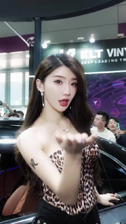 破圈时刻！顶流车模天团空降车展现场！赶紧期待一波，明天来看美女！