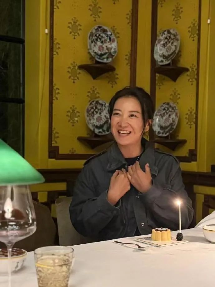 43岁贾玲近照曝光，又瘦了！