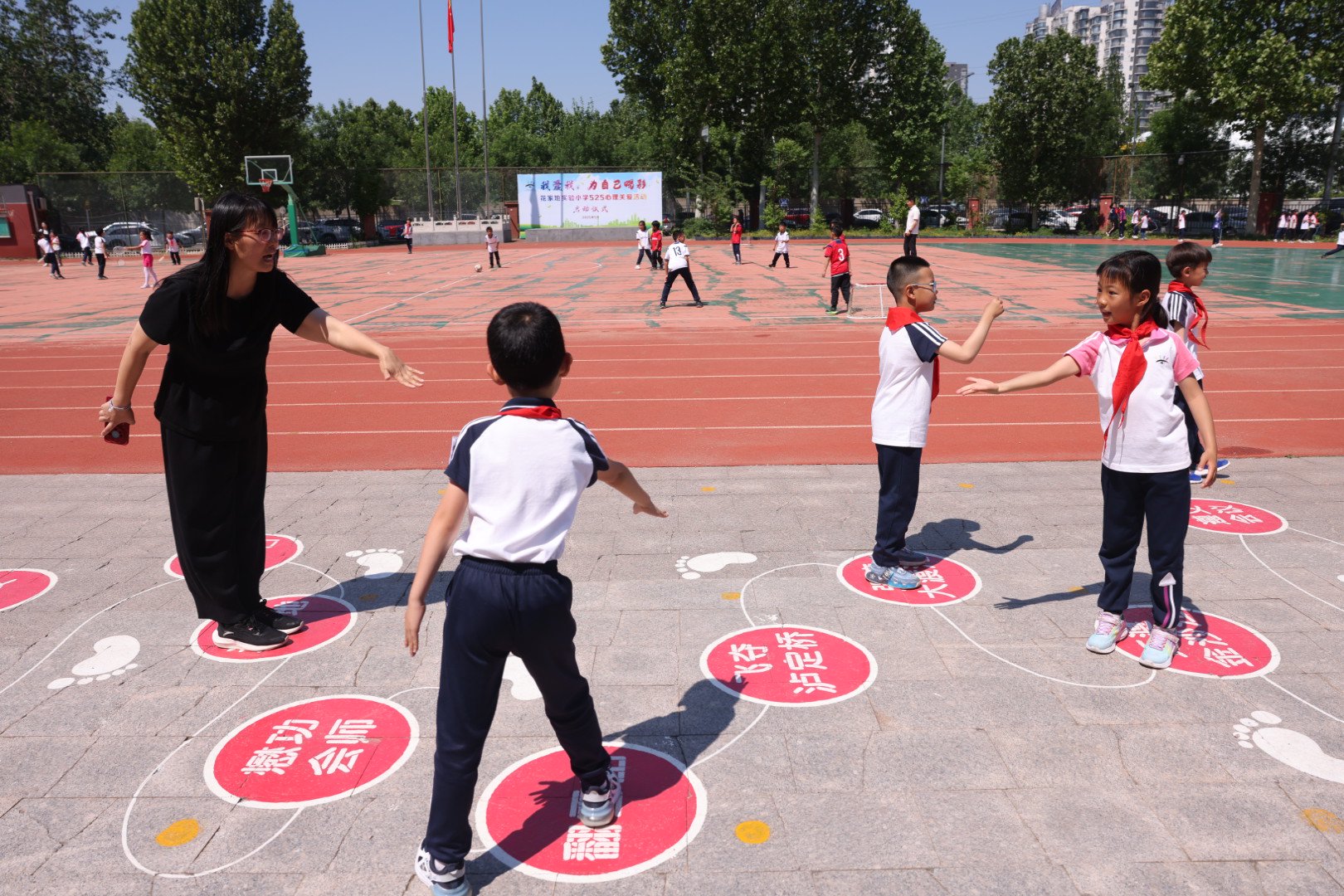 課間,花家地實驗小學的學生們正在熱火朝天地進行體育運動。新京報記者 李木易 攝