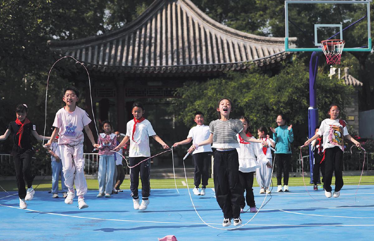 5月13日,東四九條小學,三年級的小學生進行班級跳繩對抗賽。新京報記者 李木易 攝