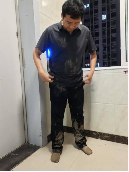 救人後光著腳回到家的李平。受訪者供圖