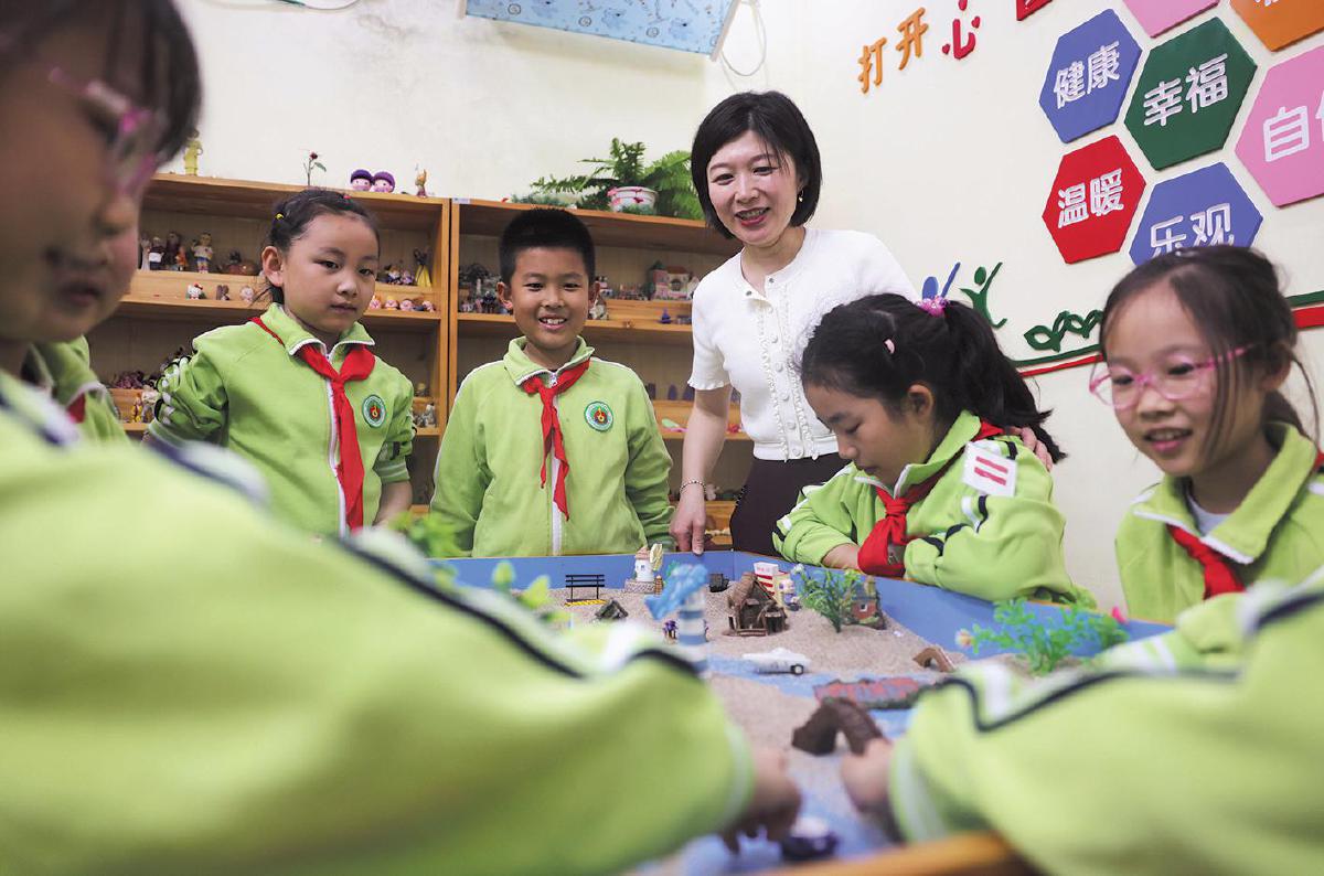 5月13日,東四九條小學心理教師李明玉在給小學生上心理沙盤遊戲課程。新京報記者 李木易 攝